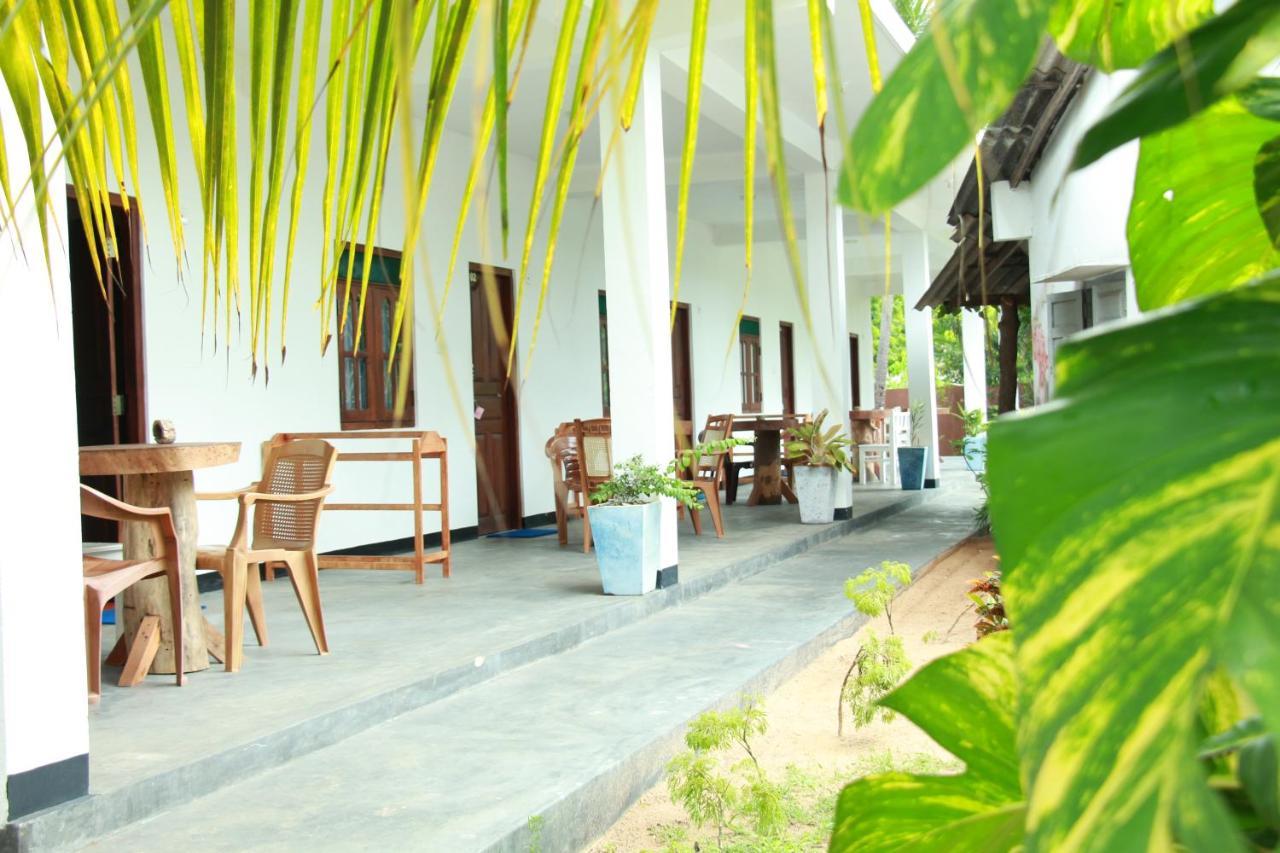 Lobster Inn Trincomalee Dış mekan fotoğraf