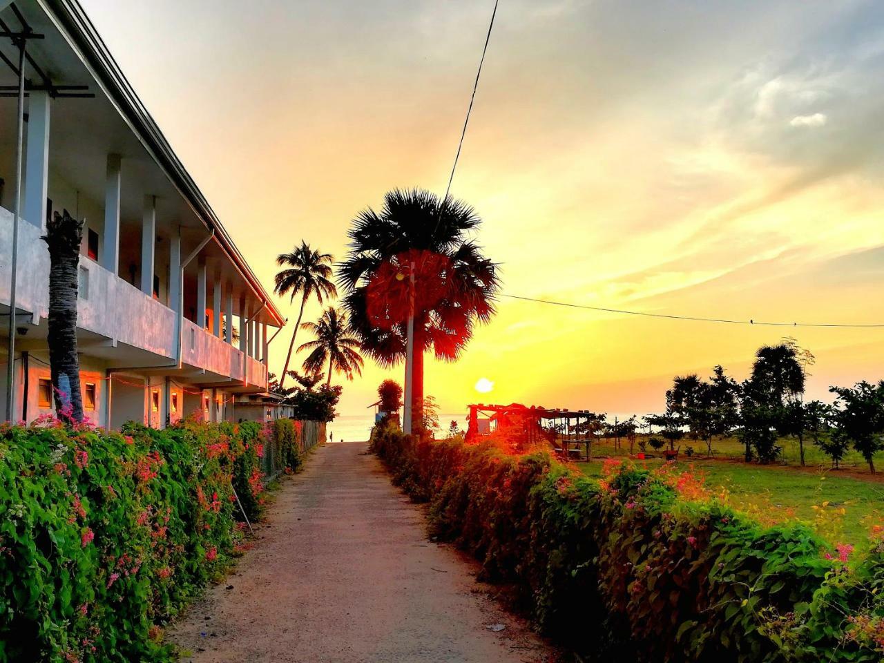 Lobster Inn Trincomalee Dış mekan fotoğraf
